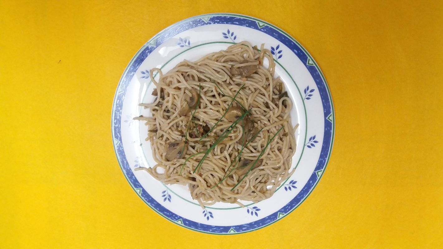 espaguetis con salsa de champiñones